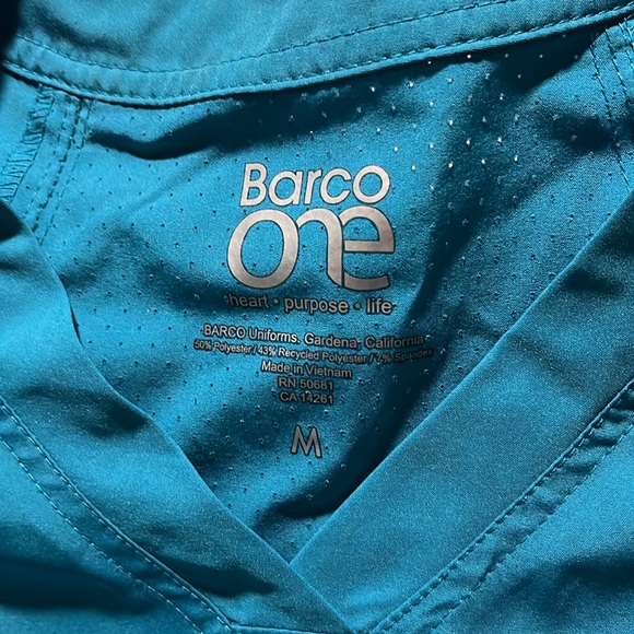 Barco one scrub set smoke free home only worn once - Picture 2 of 3